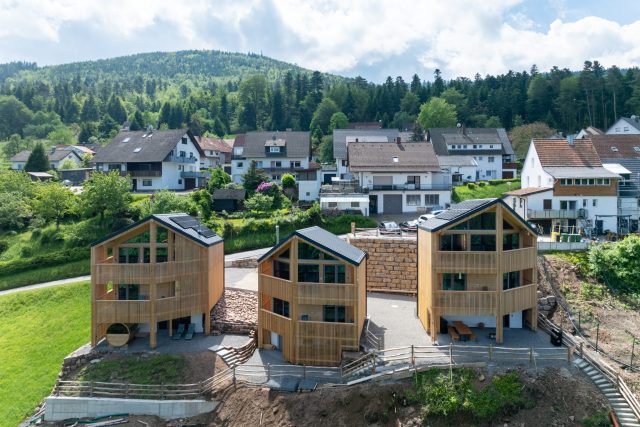 Die Holzhäuser wurden auf Untergeschosse aus Beton gestellt, die an und in den Hang gebaut wurden. Dank der setzungsfreien Fertigkonstruktion von Fullwood ist das problemlos möglich. Auf den Dächern sorgen moderne PV-Anlagen für sauberen, regenerativen Sonnenstrom.(Foto: Vihara Familienstiftung)