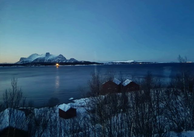 Januar 2024: Blick aus dem offenen Wohnbereich hinaus auf den Fjord.