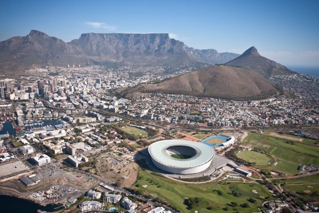 Kapstadt aus der Vogelperspektive. Im Hintergrund der Tafelberg.